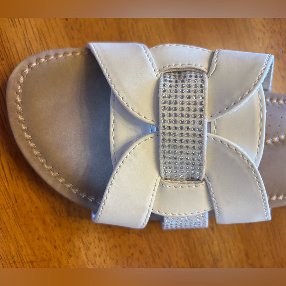 Cliffs by WHITE MOUNTAIN White and Tan Sandals with Bow - Picture 4 of 7